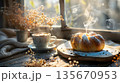 窓辺の温かいティータイムと焼きたてのパン 135670953