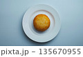 青みのある背景に置かれた白い皿と丸いパンの俯瞰写真 135670955