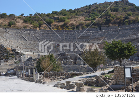 エフェソス遺跡　アルカディア通りと大劇場 135671159