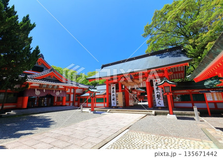 【和歌山県】快晴の熊野速玉大社の神門 【和歌山県】快晴の熊野速玉大社の神門 135671442