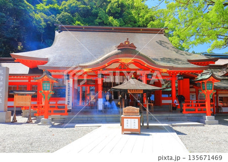 【和歌山県】快晴の熊野那智大社(礼殿) 【和歌山県】快晴の熊野那智大社(礼殿) 135671469