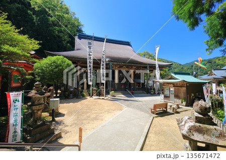 【和歌山県】快晴の那智山青岸渡寺(本堂) 【和歌山県】快晴の那智山青岸渡寺(本堂) 135671472
