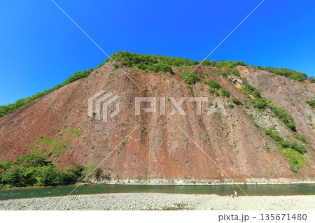 【和歌山県】快晴の古座川の一枚岩 【和歌山県】快晴の古座川の一枚岩 135671480