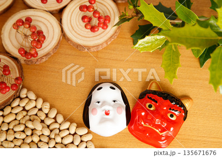 節分の飾り　赤鬼とお多福と福豆と柊と山帰来 135671676