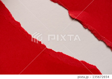 破れた赤色の画用紙の背景 破れた赤色の画用紙の背景 135672654