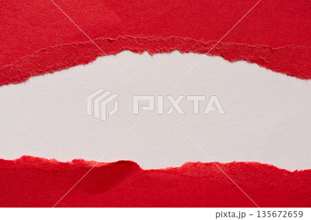 破れた赤色の画用紙の背景 135672659