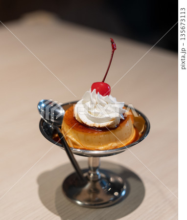 美味しそうなプリン 135673113