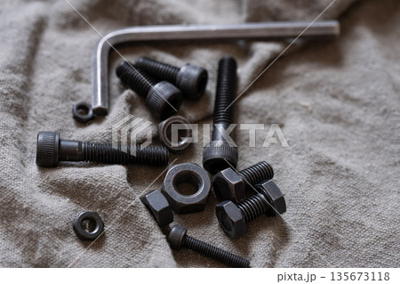 ボルトとナット 135673118