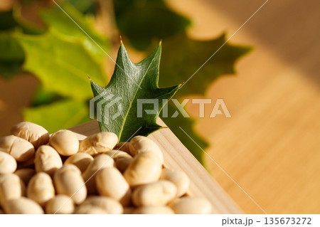 節分の福豆と柊の葉　クローズアップ 135673272