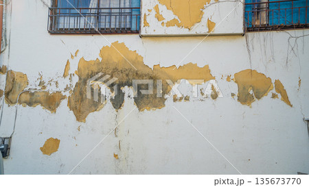 塗装が剥がれた住宅の外壁 135673770