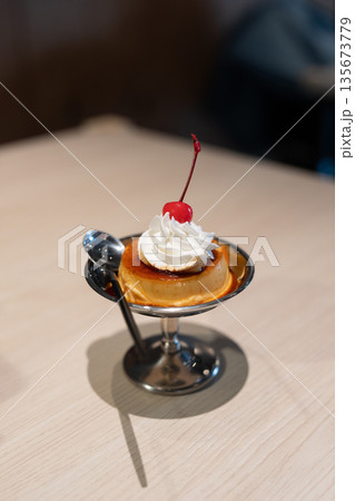 美味しそうなプリン 135673779