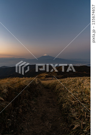 山の上から眺める夕暮れの富士山 135674657