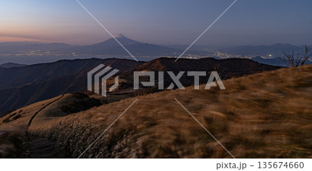山の上から眺める夕暮れの富士山 135674660