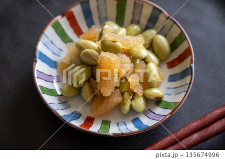 皿に載せた豆数の子(まめかずのこ) 横 アップ 皿に載せた豆数の子(まめかずのこ) 横 アップ 135674996