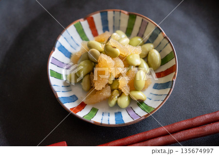 皿に載せた豆数の子(まめかずのこ) 横 皿に載せた豆数の子(まめかずのこ) 横 135674997