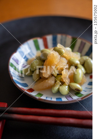 トレイに載せた豆数の子 縦 トレイに載せた豆数の子 縦 135675002