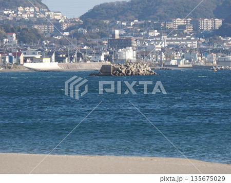 小さい港と遠くに見える海と岩 小さい港と遠くに見える海と岩 135675029