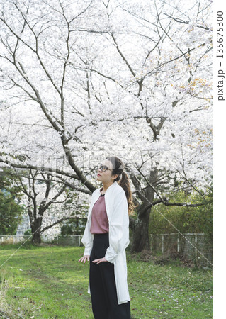 桜並木を散歩する若い女性 桜並木を散歩する若い女性 135675300
