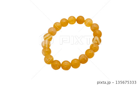 イエローオパール ブレスレット マクロ撮影 白背景 イエローオパール ブレスレット マクロ撮影 白背景 135675333