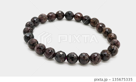 ガーネット 天然石ブレスレット マクロ撮影 白背景 ガーネット 天然石ブレスレット マクロ撮影 白背景 135675335