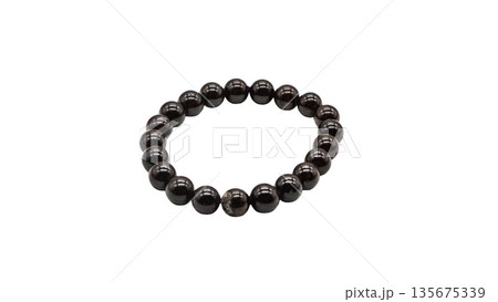 スターガーネット　天然石ブレスレット マクロ撮影 白背景 135675339