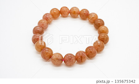ストロベリークォーツ　ブレスレット マクロ撮影　白背景 135675342