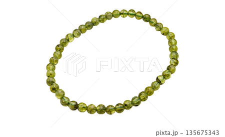 ペリドット 天然石ブレスレット マクロ撮影 白背景 ペリドット 天然石ブレスレット マクロ撮影 白背景 135675343