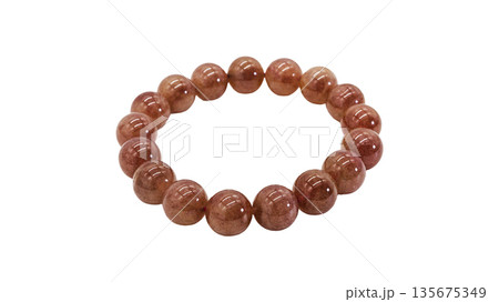 レピドライト水晶 ブレスレット マクロ撮影 白背景 レピドライト水晶 ブレスレット マクロ撮影 白背景 135675349
