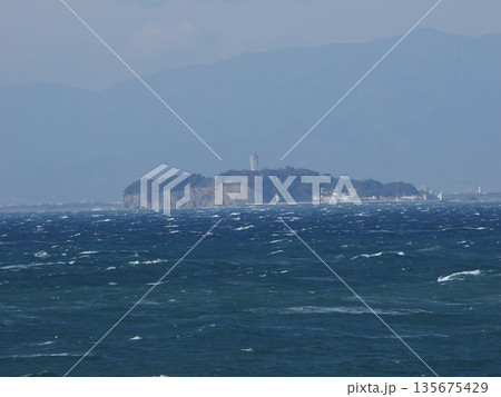 遠くに江の島 135675429