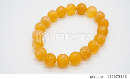 イエローオパール ブレスレット マクロ撮影 白背景 イエローオパール ブレスレット マクロ撮影 白背景 135675528