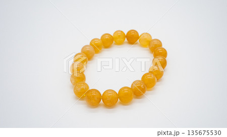 イエローオパール　ブレスレット マクロ撮影　白背景 135675530