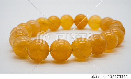 イエローオパール ブレスレット マクロ撮影 白背景 イエローオパール ブレスレット マクロ撮影 白背景 135675532