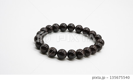 スターガーネット　天然石ブレスレット マクロ撮影 白背景 135675540