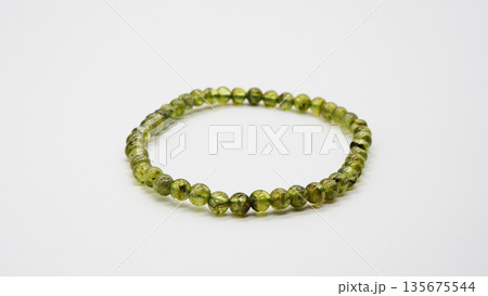 ペリドット 天然石ブレスレット マクロ撮影 白背景 ペリドット 天然石ブレスレット マクロ撮影 白背景 135675544