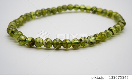 ペリドット 天然石ブレスレット マクロ撮影 白背景 ペリドット 天然石ブレスレット マクロ撮影 白背景 135675545