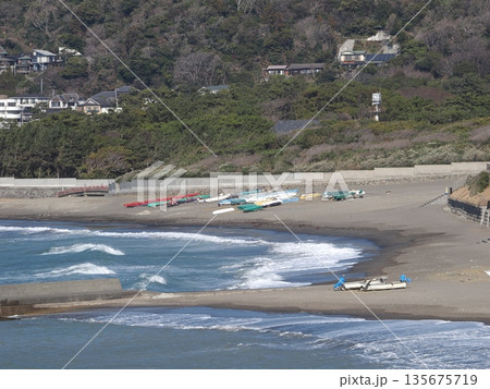 湘南の海岸と波 135675719