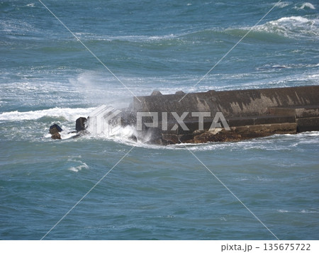荒れた海と飛沫 荒れた海と飛沫 135675722