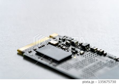 高速ストレージM.2 NVMe SSDのクローズアップ 高速ストレージM.2 NVMe SSDのクローズアップ 135675730