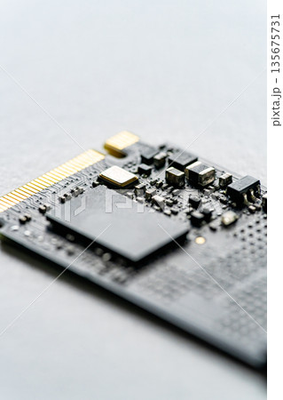 高速ストレージM.2 NVMe SSDのクローズアップ 高速ストレージM.2 NVMe SSDのクローズアップ 135675731
