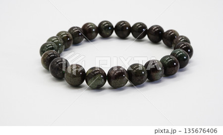 カシデン水晶 天然石ブレスレット マクロ撮影 白背景 カシデン水晶 天然石ブレスレット マクロ撮影 白背景 135676406
