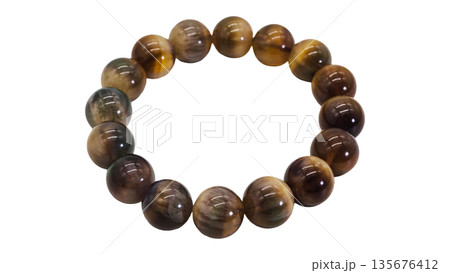 タイガーアイ ブレスレット マクロ撮影 白背景 タイガーアイ ブレスレット マクロ撮影 白背景 135676412