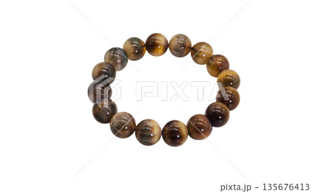 タイガーアイ ブレスレット　マクロ撮影　白背景 135676413