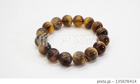 タイガーアイ ブレスレット マクロ撮影 白背景 タイガーアイ ブレスレット マクロ撮影 白背景 135676414