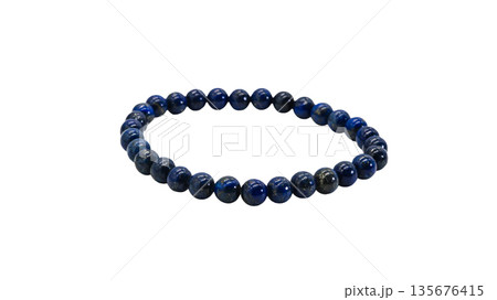 ラピスラズリ ブレスレット 白背景 マクロ撮影 ラピスラズリ ブレスレット 白背景 マクロ撮影 135676415