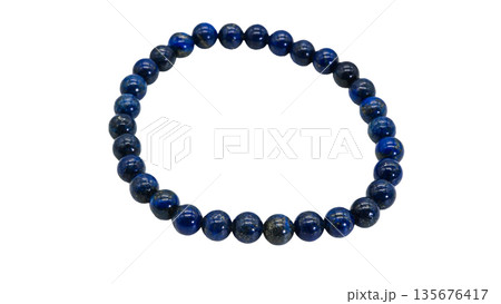 ラピスラズリ ブレスレット 白背景 マクロ撮影 ラピスラズリ ブレスレット 白背景 マクロ撮影 135676417