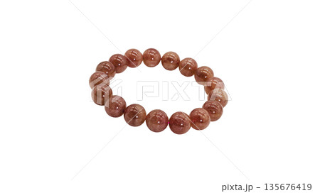 レピドライト水晶　ブレスレット　マクロ撮影　白背景 135676419