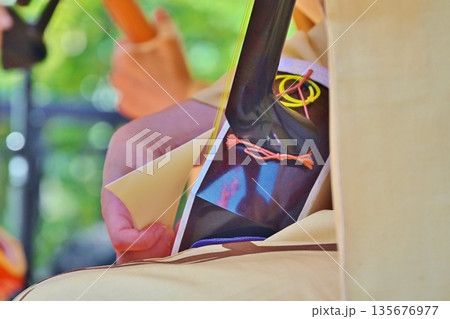 三味線を弾く手元 135676977