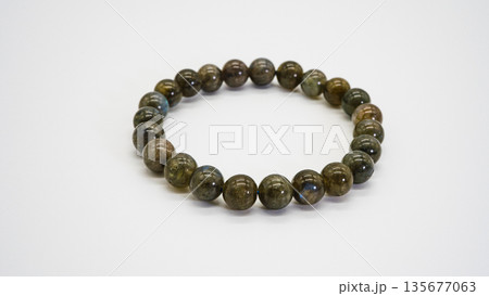ラブラドライト　天然石ブレスレット マクロ撮影 白背景 135677063