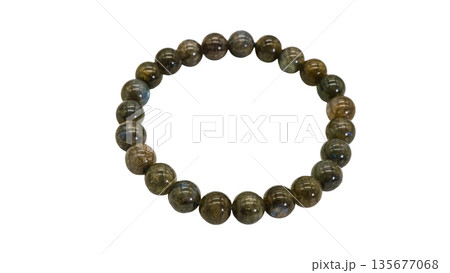 ラブラドライト 天然石ブレスレット マクロ撮影 白背景 ラブラドライト 天然石ブレスレット マクロ撮影 白背景 135677068