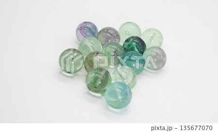 レインボーフローライト 天然石ビーズ マクロ撮影 白背景 135677070